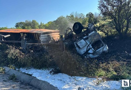 Çankırı'da şarampole devrilip yangın çıkan tırda sürücü yaralandı