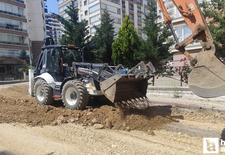 Pursaklar'da asfalt serim öncesi zeminde iyileştirme çalışması yapılıyor