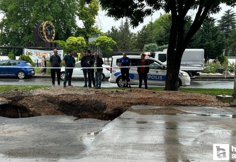 Yenimahalle'de yağış sebebiyle yol çöktü!