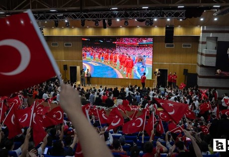 Ankara'da farklı noktalarda kurulan dev ekranlarda milli maç izlendi