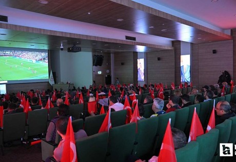 Ankara'da sağlık çalışanları ve hastalar milli maç coşkusunu birlikte yaşadılar