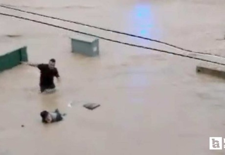 Kırşehir'de sel sularına kapılan yaşlı adamı vatandaşlar kurtardı