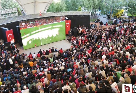Milli maç heyecanı Pursaklar Belediyesi'nin dev ekranında hep birlikte yaşandı