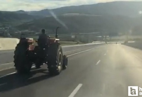 Çankırı'da hız sınırını aşan traktör sürücüsü kameralara yansıdı