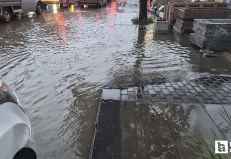 Yenimahalle'de yoğun sağanak etkisiyle yollar göle döndü
