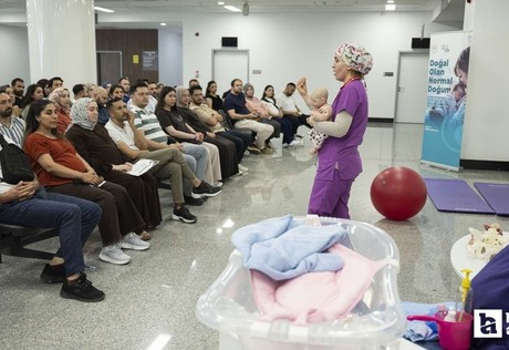 Ankara'da Babalar Günü'nde baba adaylarına bebek bakımı eğitimi verildi