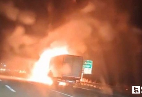 Bolu'da Ankara istikametinde seyreden tır, çıkan yangınla kullanılamaz hale geldi