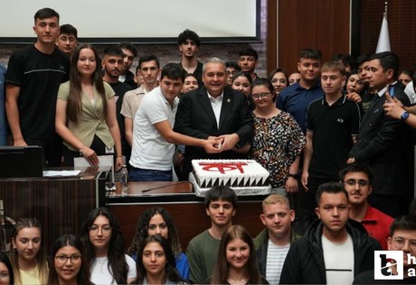 Başkan Özarslan, Keçiören Belediyesi'nde stajını tamamlayan öğrencilere sertifika verdi