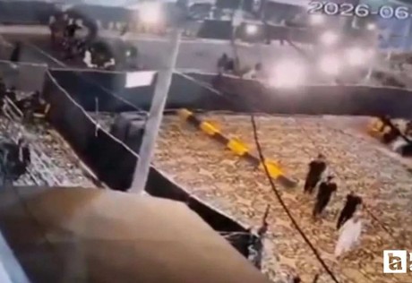 Pakistan'da kontrolden çıkan otomobil camiye daldı: 2 ölü, 30 yaralı