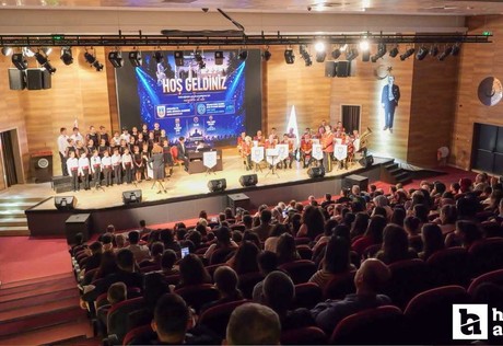 Etimesgut Belediyesi, geleceğin umudu çocukları sahnede buluşturdu