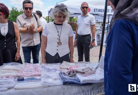 Etimesgut Belediyesi'nin 13. Kadın Emeği Pazarı vatandaşlarla buluşturuldu