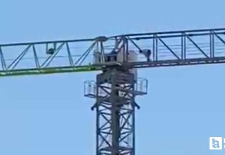 Altındağ'da bir vinç operatörü 40 metre yükseklikte namaz kılıp çalışmaya devam etti