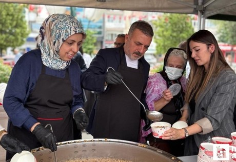 Başkan Ercan, aşure kazanının başına geçti!