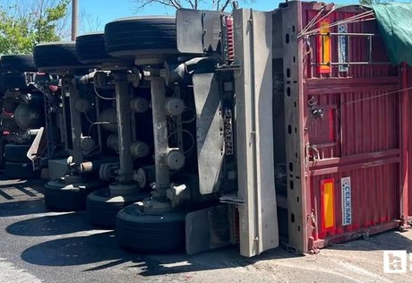 Kırıkkale'de kontrolden çıkıp devrilen tırın sürücüsü yaralandı