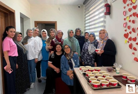 Pursaklar Belediyesi Ayşe Hatun Hanımevi'nde aşure bereketi birlikte yaşandı