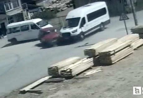 Çorum'da minibüs ile otomobilin çarpıştığı kazada 2 kişi yaralandı
