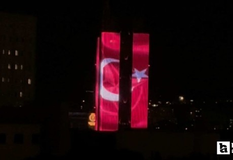 Ankara'da tarihi zirve öncesi NATO üyesi ülkelerin bayrakları bir binaya yansıtıldı