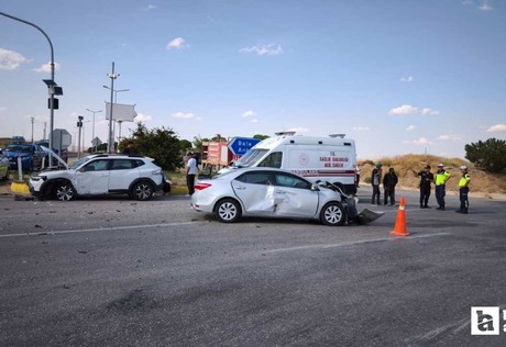 Kırıkkale'de 2 otomobilin çarpıştığı kazada 6 kişi yaralandı
