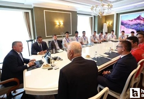 Bakan Bak, dünya şampiyonu TVF Spor Lisesi Erkek Voleybol Takımı'nı Ankara’da kabul etti