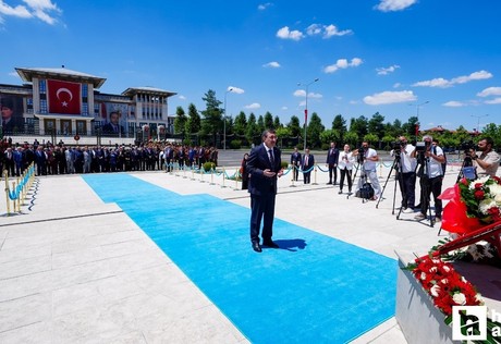 Cumhurbaşkanı Yardımcısı Cevdet Yılmaz, 15 Temmuz Anıtı'na çelenk sundu