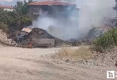 Altındağ'da otları temizlemek için yakılan ateş eve sıçradı