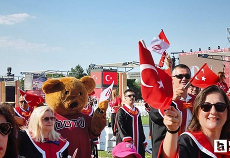 ODTÜ'de düzenlenen mezuniyet töreni renkli görüntülere sahne oldu