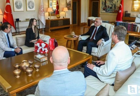 Bolşoy Tiyatrosu'nda tarihi başarıya imza atan Nilay Tahiroğlu'na Bakan Ersoy'dan tebrik