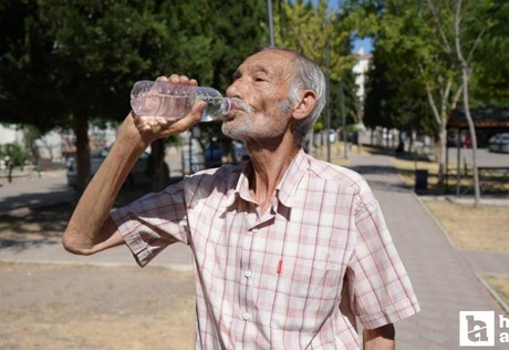 Ankara'da 34 yıldır su içemeyen yaşlı adamın yemek yeme sorunu başladı