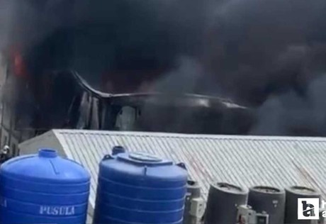 Etimesgut'ta şantiyede çıkan konteyner yangınını itfaiye söndürdü