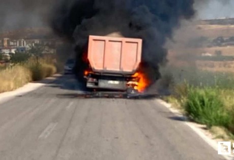 Sincan'da seyir halindeki tırda çıkan yangın korkuttu