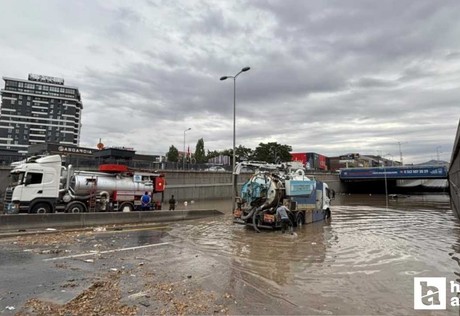 Ankara'da aracını sel sularına kaptıran adam gözyaşlarına boğuldu