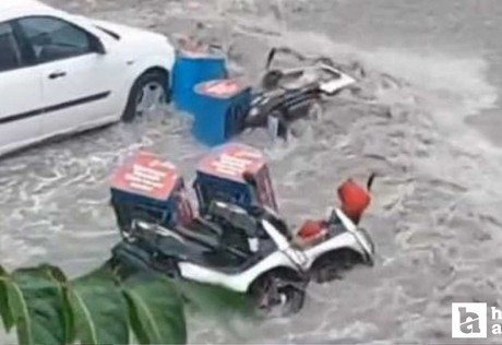 Mamak'ta şiddetli sağanak: Sel suları motosikletleri sürükledi