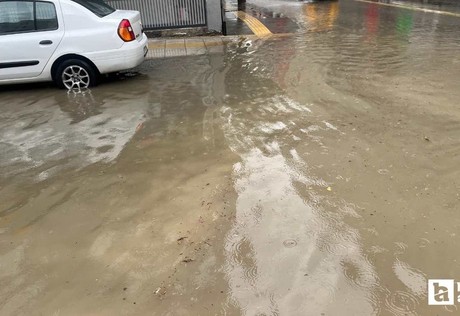 Çorum'da şiddetli sağanak: Yollar göle döndü, kaldırım çöktü