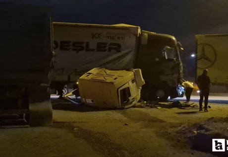 Sincan'da hafriyat kamyonu ile tır çarpıştı: 1 yaralı