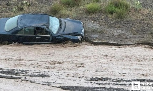 Ankara Polatlı'da sele kapılan otomobil tarlaya sürüklendi
