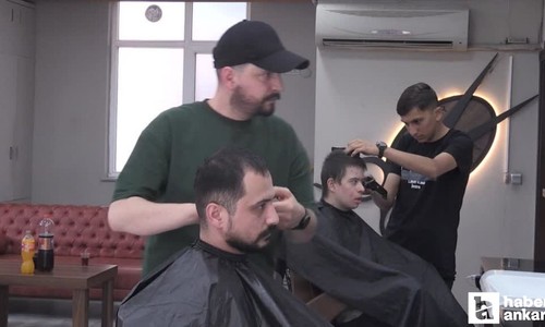 Her ay 60 kişiyi ücretsiz tıraş ediyor!
