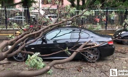 Ankara Sıhhiye’de fırtınalı yağışlardan dolayı bir otomobilin üzerine araç devrildi!