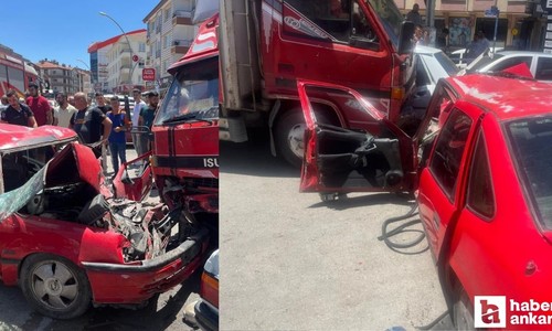 Mamak'ta yokuş aşağı giden otomobil araçlara çarptı! Sürücü kamyonun altına girdi!