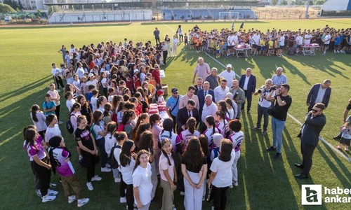 Kahramankazan Belediye Başkanı Çırpanoğlu gençlere forma dağıttı