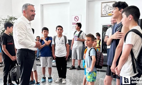 Pursaklar Belediye Başkanı Ertuğrul Çetin yüzme kursuna katılan gençleri ziyaret etti