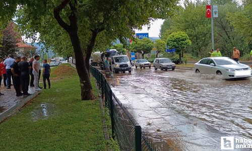 Ankara'da kısa süreli sağanak yağış hayatı olumsuz etkiledi