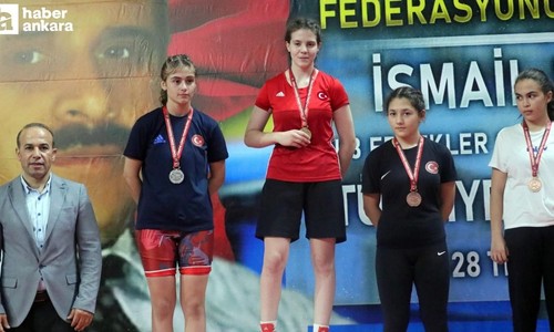 Kadın güreşçiler Ankara'daki Türkiye Şampiyonası'nda bronz madalya kazandı