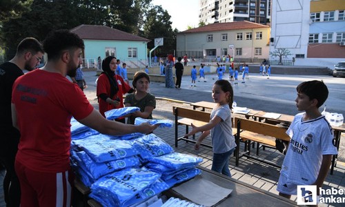 Pursaklar Belediyesi gençlerin daha rahat spor yapması için kıyafet hediye etti