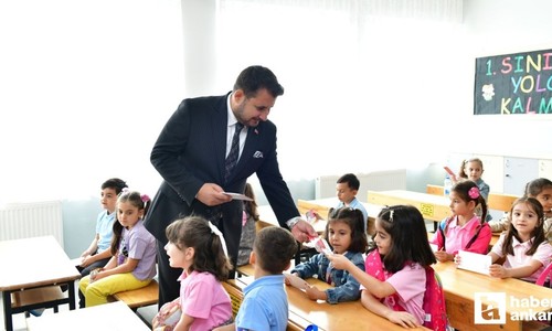 Kahramankazan Belediyesi 1. sınıf öğrencilerine kırtasiye çeki dağıttı