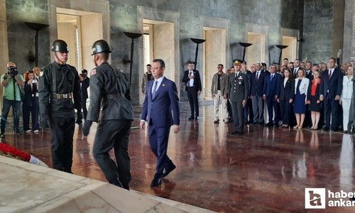 CHP'nin kuruluşunun 101. yıl dönümünde Özgür Özel'den Anıtkabir'e ziyaret