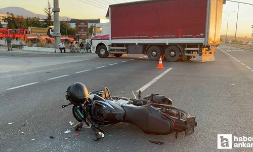 Ankara istikametindeki motosiklet Bolu'da iki araç arasında kalıp kaza yaptı!