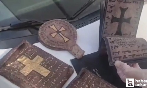 Ankara'da 10 milyon liralık el yazması kitapları satmaya çalışırken yakalandılar