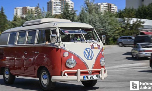 Ankara'da klasik otomobillerine binip prostat kanserine dikkat çektiler!