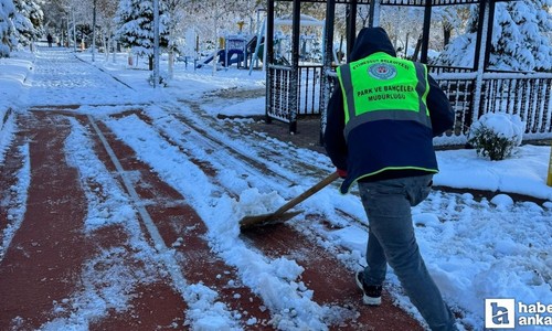 Etimesgut Belediyesi yollarda kar küreme çalışmaları yapıyor