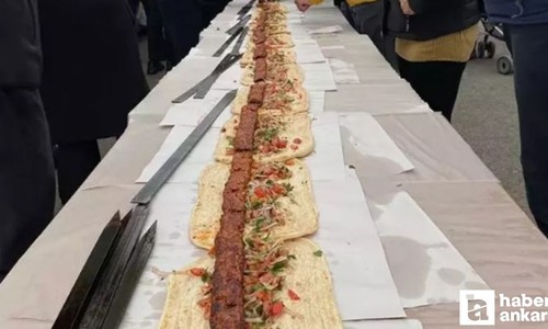 Ankara’daki Adana Tanıtım Günleri’nde 106 metrelik kebap dağıtıldı
